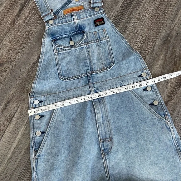 Levi’s | Denim Shortalls Light Wash - Picture 10 of 10